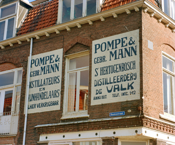 840193 Afbeelding van de gerestaureerde dubbele muurreclame van 'Pompe & Gebr. Mann, distillateurs te ...